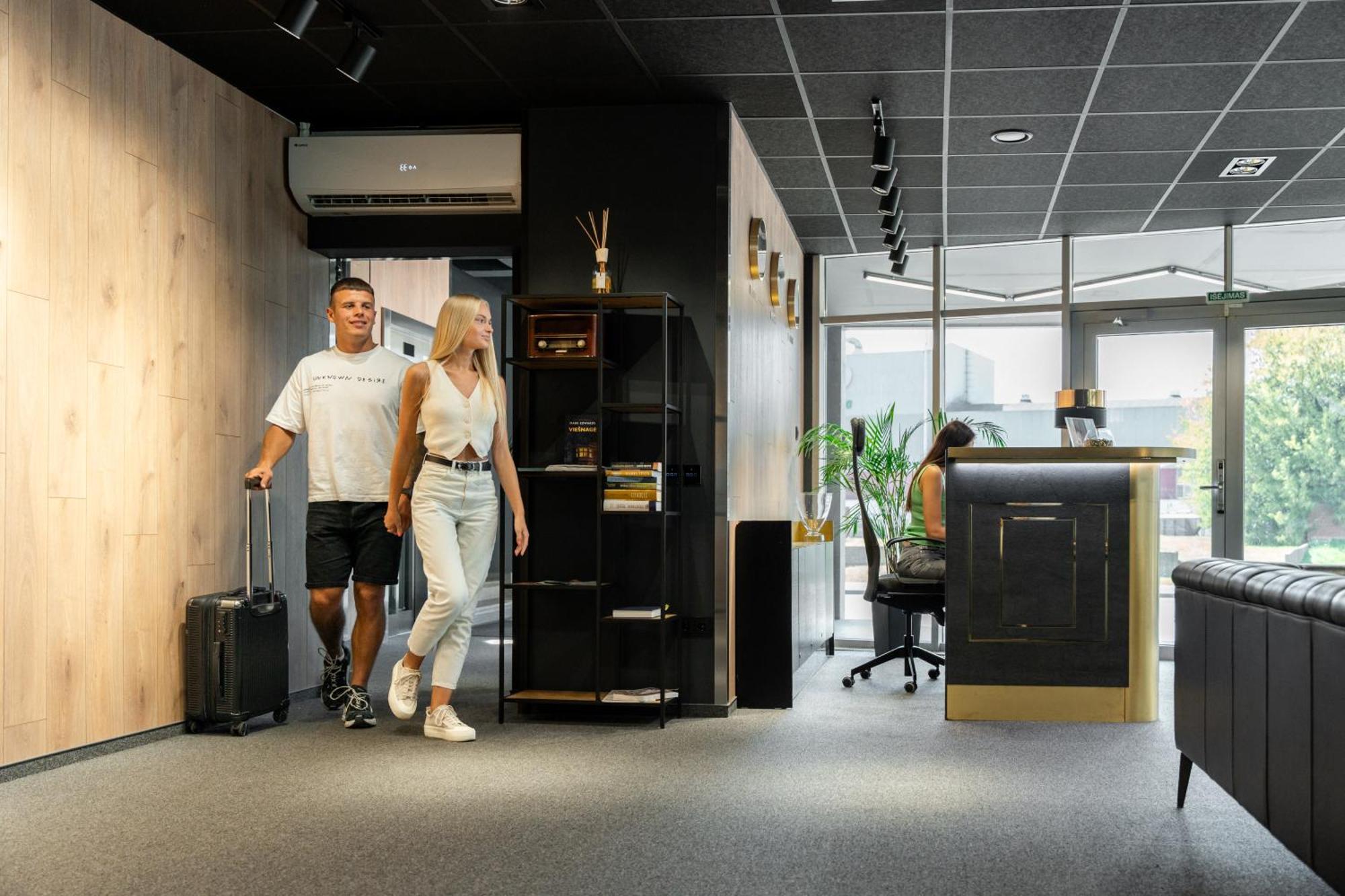 Luna Self Check-In Hotel Klaipėda Buitenkant foto